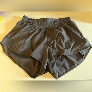 lululemon hotty hot lined short 2.5 inseam